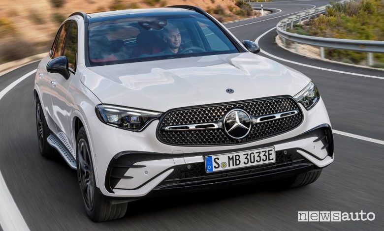 Vista anteriore Mercedes-Benz GLC SUV Plug-in-Hybrid su strada