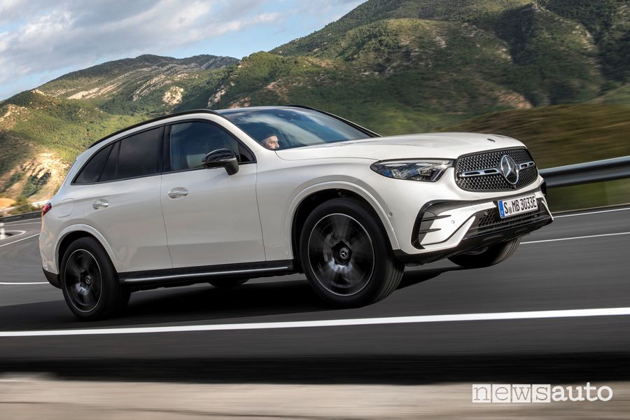 Vista di profilo Mercedes-Benz GLC SUV Plug-in-Hybrid su strada