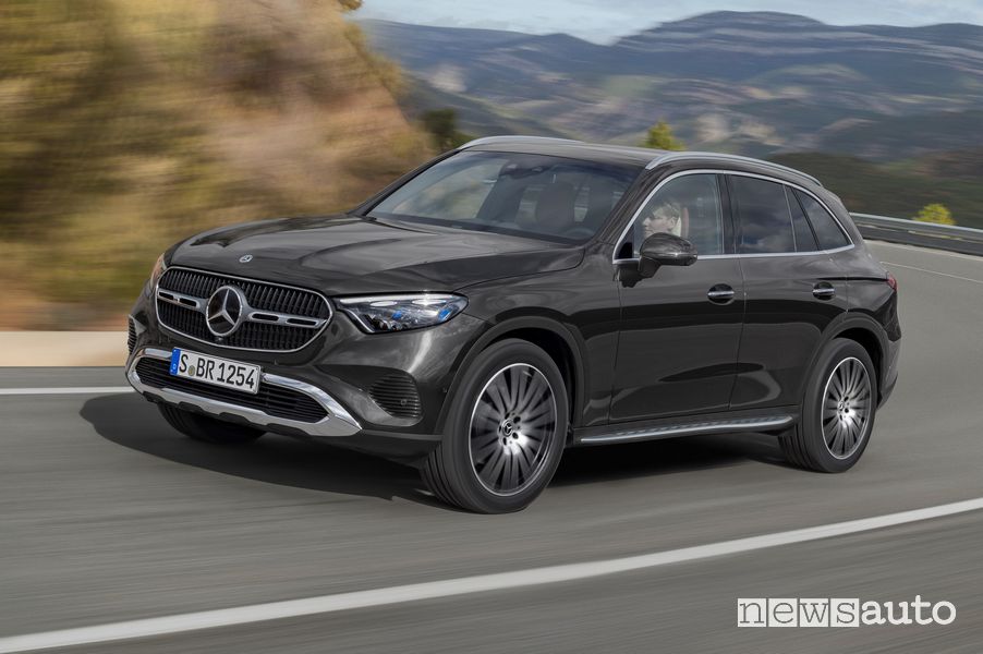 Vista di profilo nuovo Mercedes-Benz GLC su strada