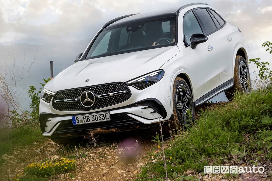 Vista posteriore Mercedes-Benz GLC SUV Plug-in-Hybrid sullo sterrato