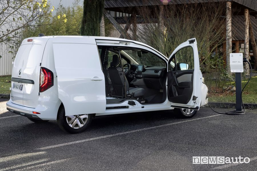 Renault Kangoo Van E-Tech Electric in ricarica