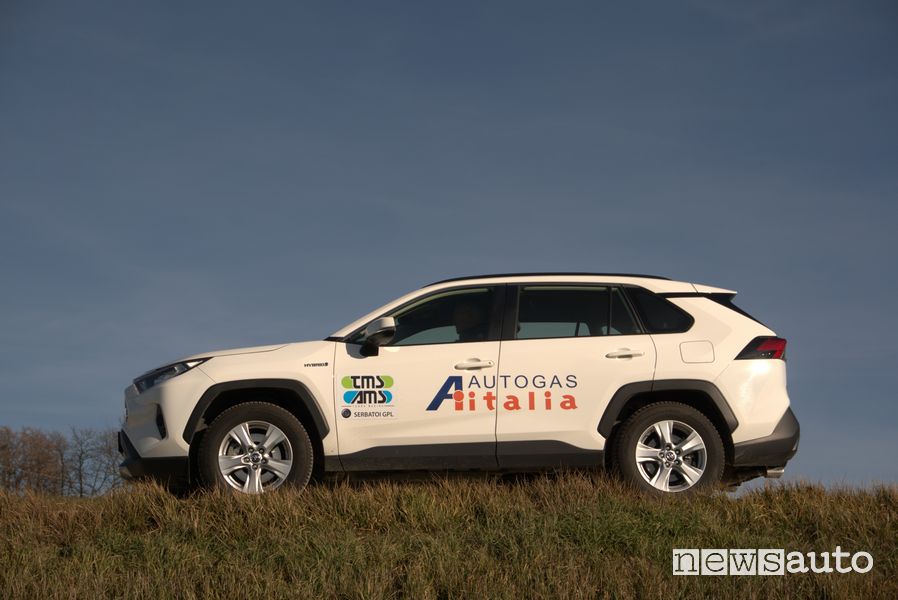 Vista laterale Toyota Rav4 trasformata in GPL