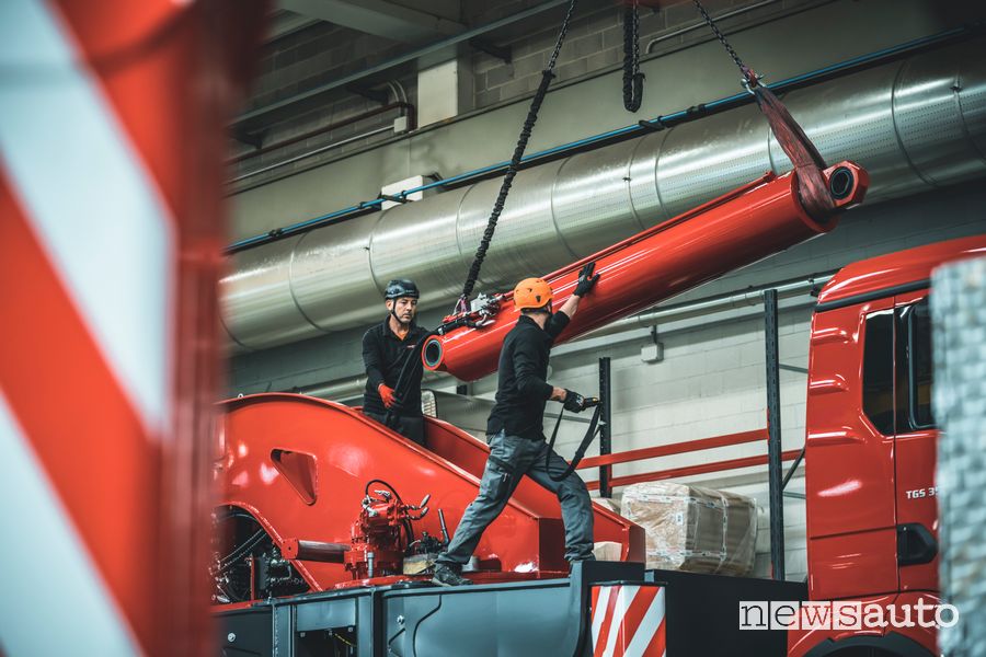 Montaggio braccio autogrù Idrogrù mezzo speciale