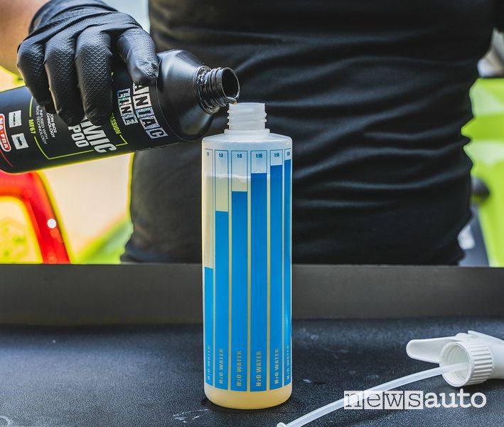 Ceramic Shampoo contiene polimeri ceramici SiO2 super-idrofobici