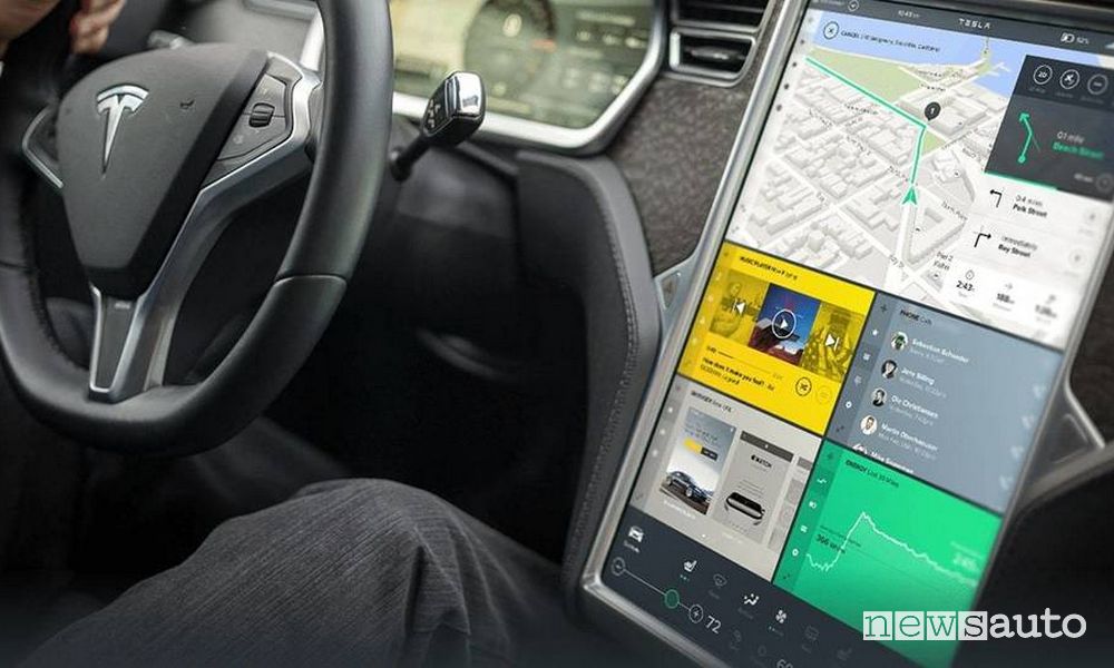 Smartphone su display Tesla sistema di infotainment