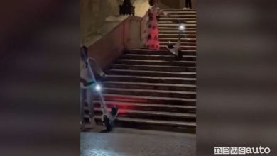 Monopattino lanciato sulla scalinata di Piazza di Spagna, il video