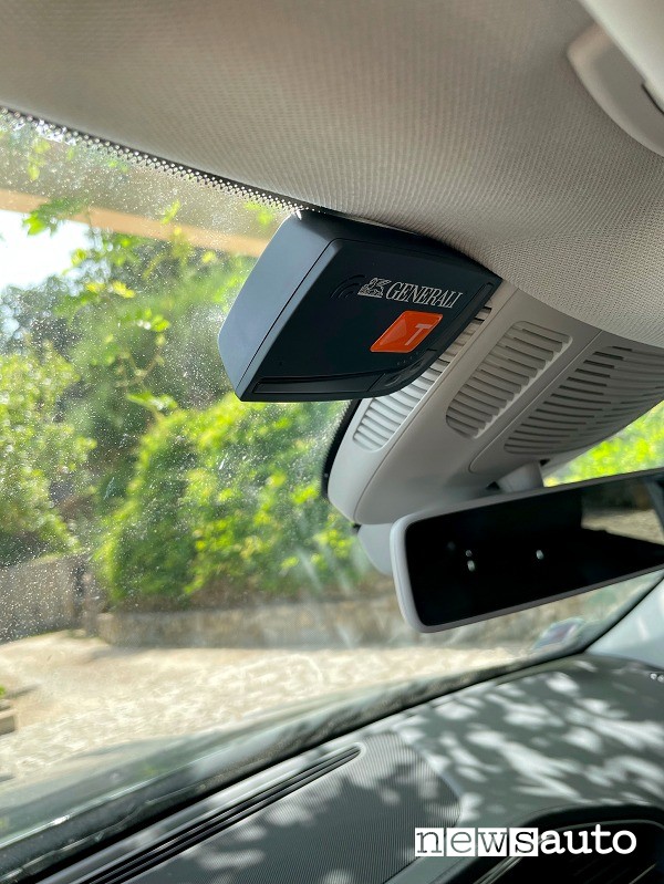 Dispositivo Next montato sul parabrezza di un'auto