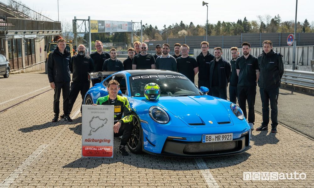 Porsche 911 GT3 Manthey Performance Kit record del Nurburgring in 6:44.737