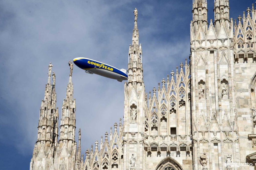 Dirigibile Goodyear vola nel cielo di Milano
