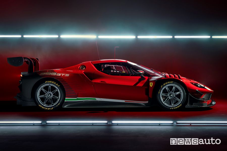 Vista laterale Ferrari 296 GT3
