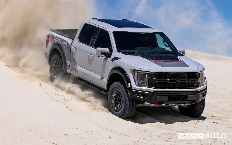 Vista di profilo Ford F-150 Raptor R nel deserto