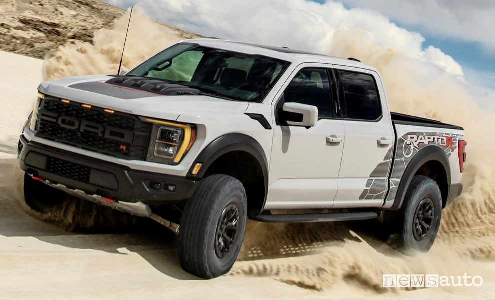 Vista di profilo Ford F-150 Raptor R nel deserto