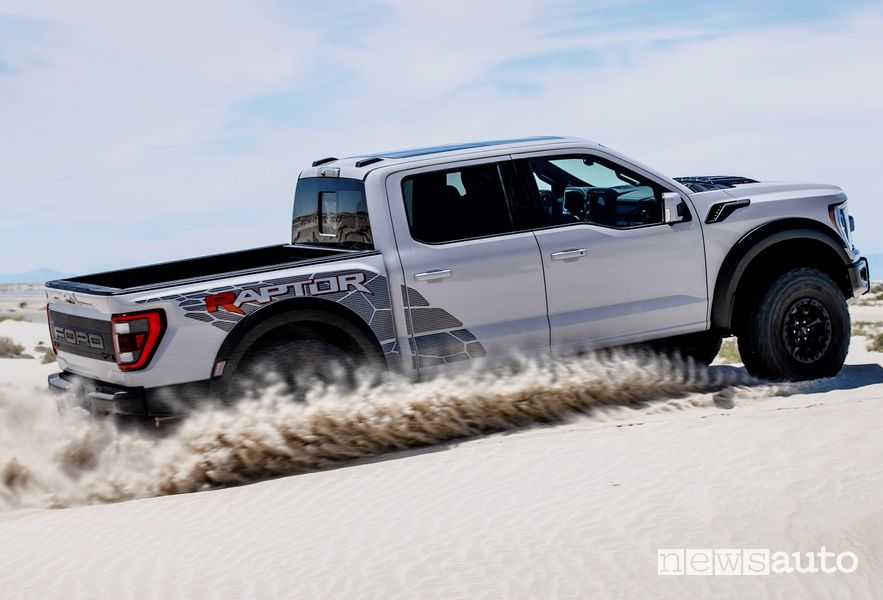 Vista posteriore Ford F-150 Raptor R nel deserto