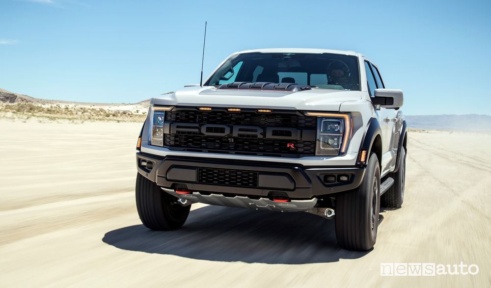 Vista frontale Ford F-150 Raptor R nel deserto