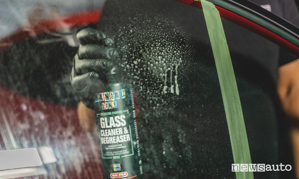 Glass Cleaner & Degreaser si asciuga senza lasciare aloni