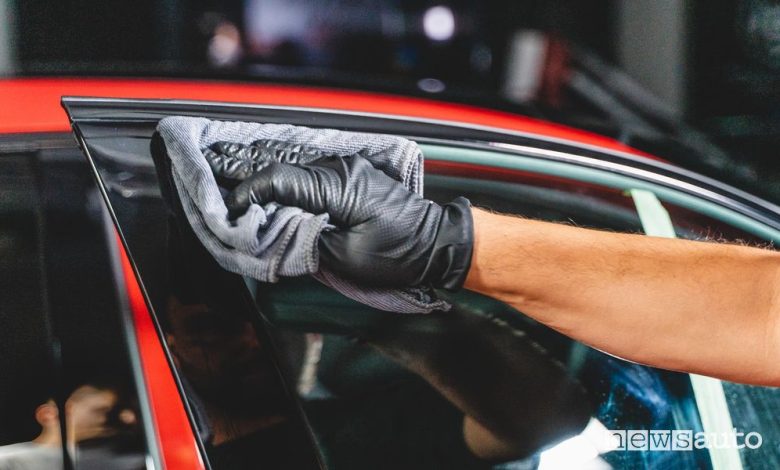 Come pulire i vetri dell'auto, che prodotto usare