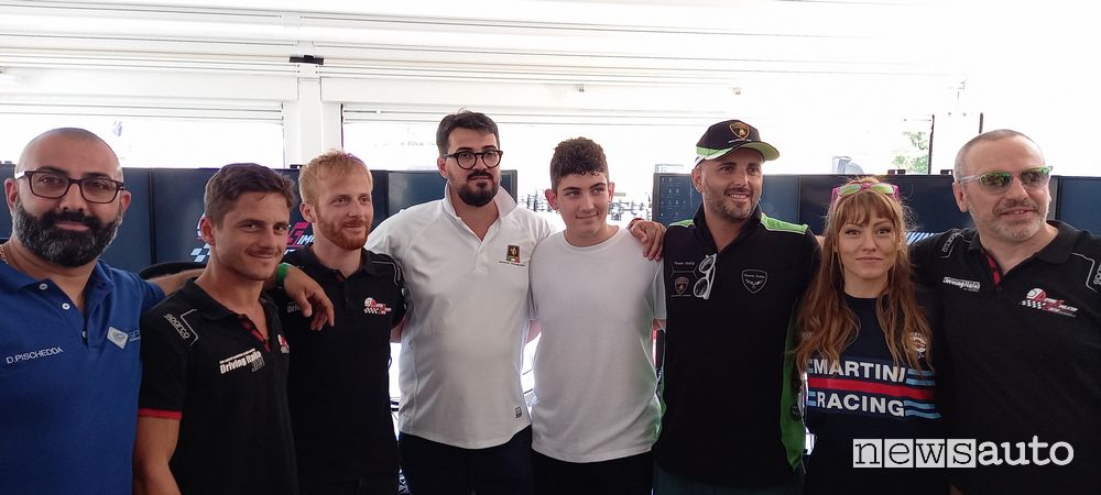 Da sx: Daniele Pischedda (ACI ESport), Fabrizio Arena e Valerio Arena (Driving Simulation Center Vallelunga), Giovanni Minardi (Minardi Management), il giovane pilota Mattia Bucci (Minardi Management), il pilota Lorenzo Bagagli (Lamborghini Endurance GT ), Silvia Franchini, Nicola Trivilino (DrivingItalia.net), Celestino Natale (mental coach)