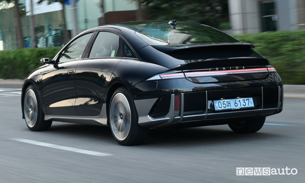 Hyundai Ioniq 6 su strada