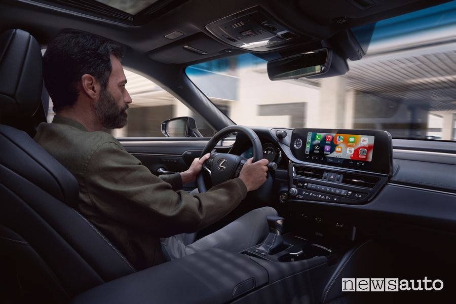 Alla guida della Lexus ES 2023