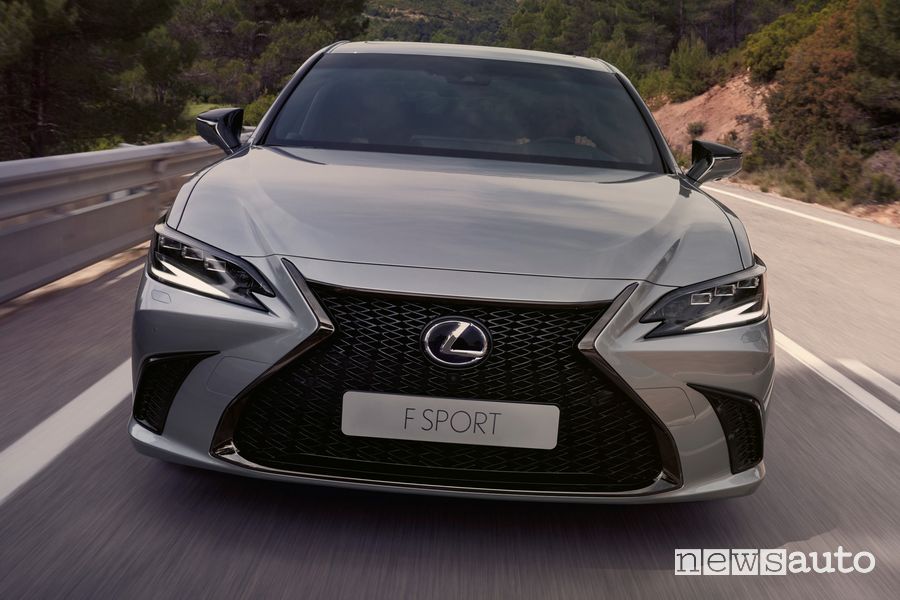Vista frontale Lexus ES F Sport su strada