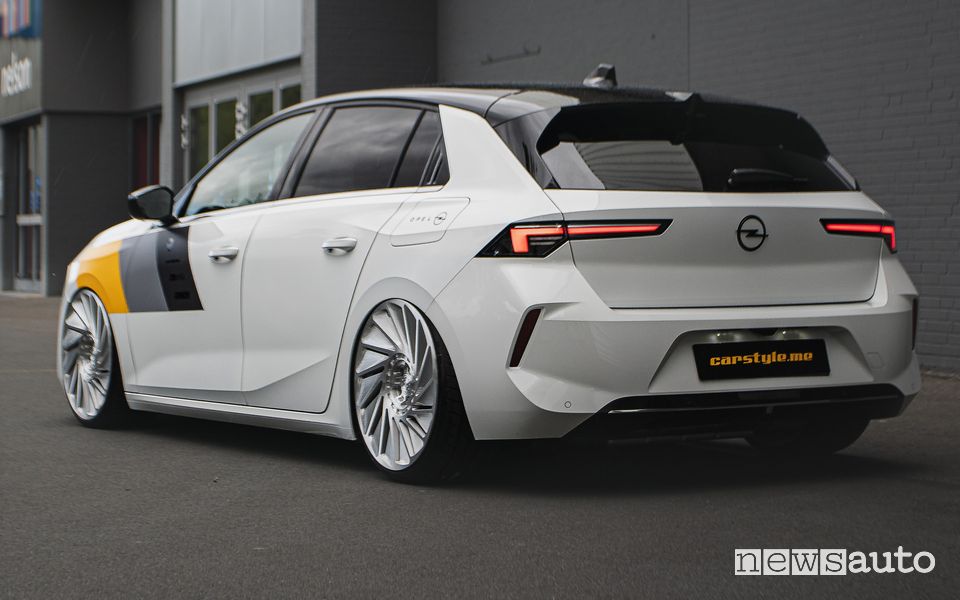 Vista posteriore Opel Astra Plug-in Hybrid tuning XS Carnight