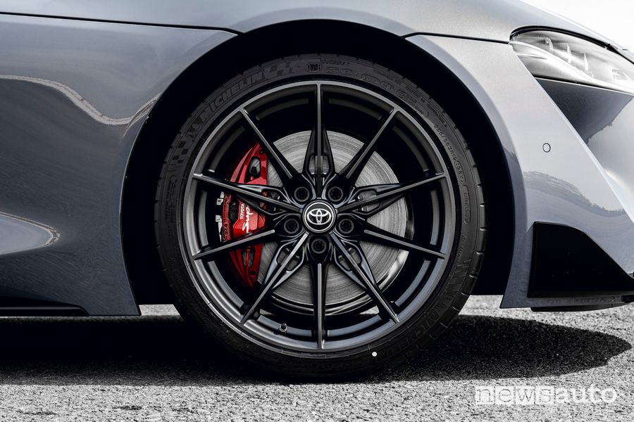 Cerchi in lega impianto freni Toyota GR Supra manuale