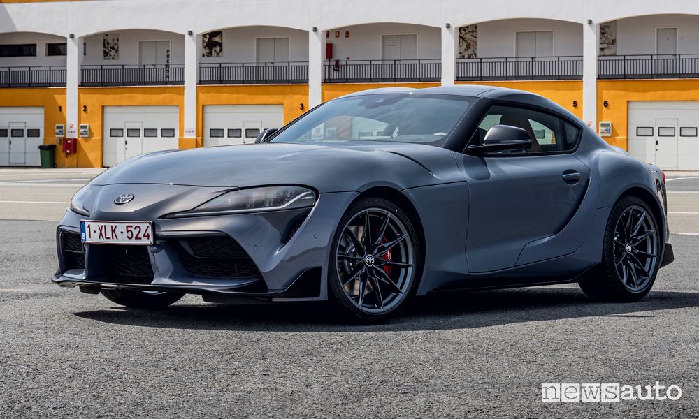 Vista di profilo Toyota GR Supra manuale