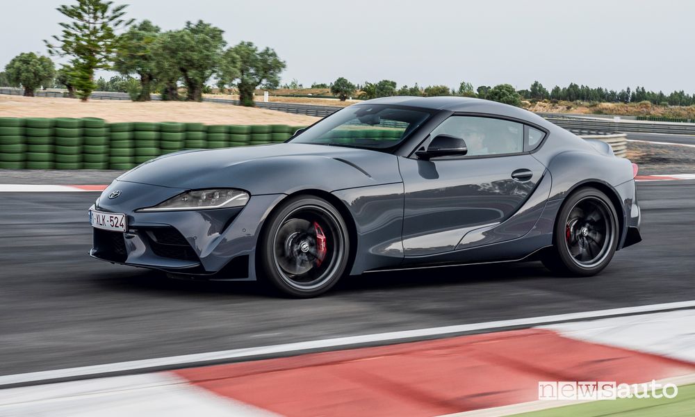 Vista laterale Toyota GR Supra manuale in pista