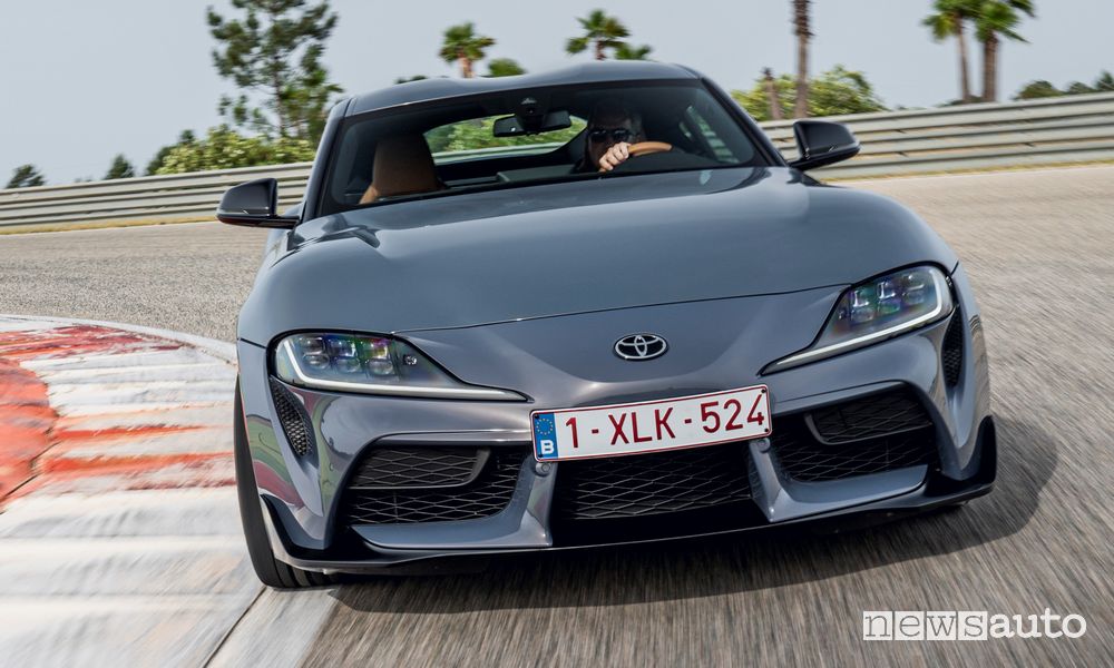 Vista frontale Toyota GR Supra manuale in pista