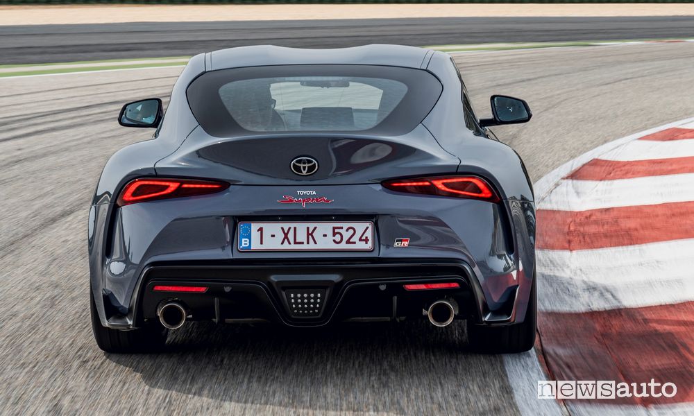 Vista posteriore Toyota GR Supra manuale in pista