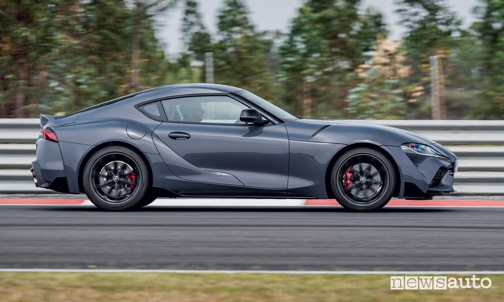 Vista laterale Toyota GR Supra manuale in pista