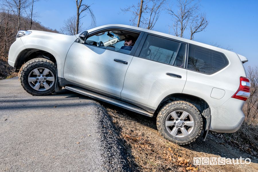 Toyota Land Cruiser Prado J15 passaggio su un dosso