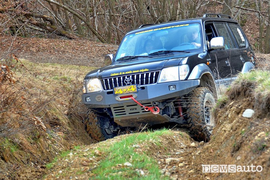 Toyota Land Cruiser Prado J9 in off road