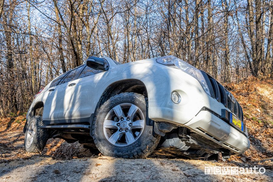Land Cruiser J15 in off road