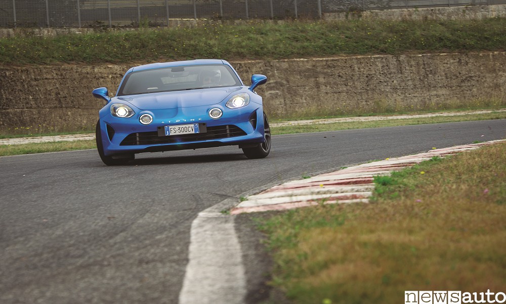 Alpine A110 Premiere Edition entra in curva durante il test in pista