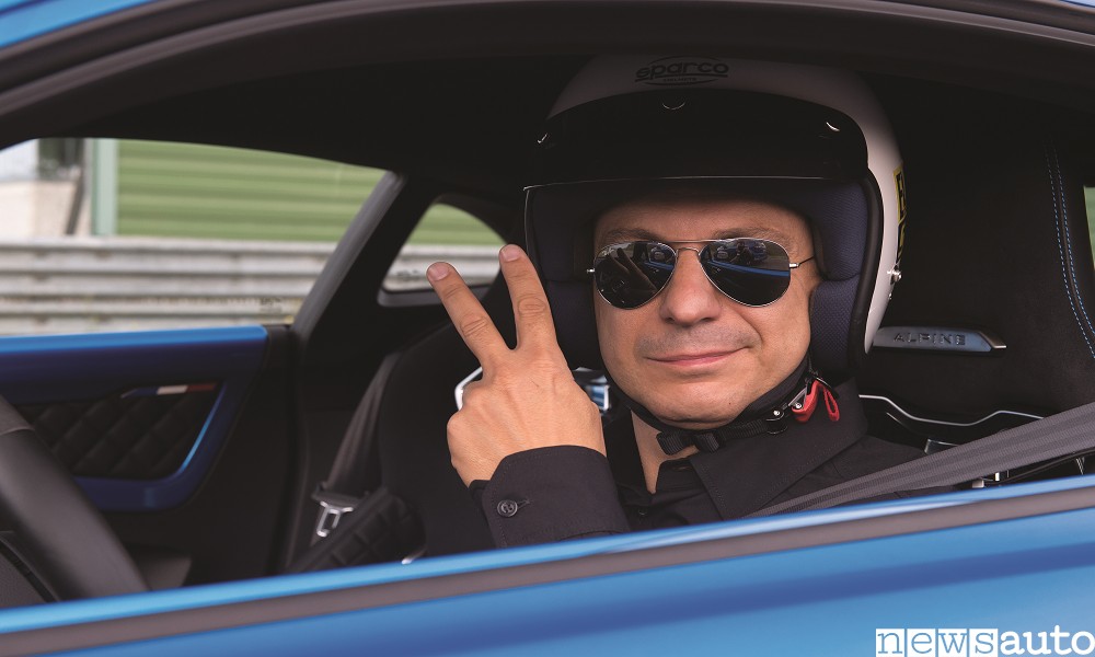 Il tester Pierluigi Mancini al volante il dell'Alpine A110