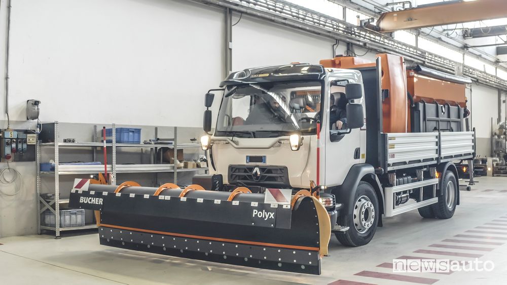 Camion spazzaneve pronto all'uso