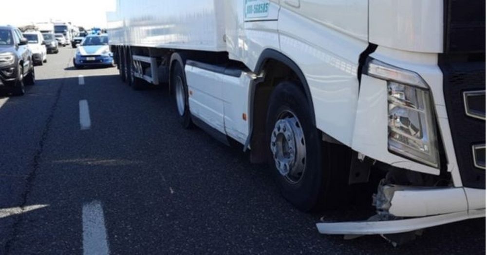 Poliziotto eroe evita un incidente stradale