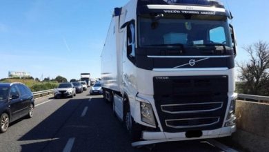 Poliziotto eroe, salta sul tir in corsa ed evita l'incidente
