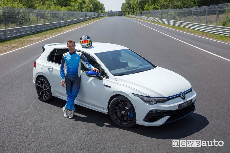pilota Benjamin Leuchter record al Nürburgring al volante della Golf R 20 Years