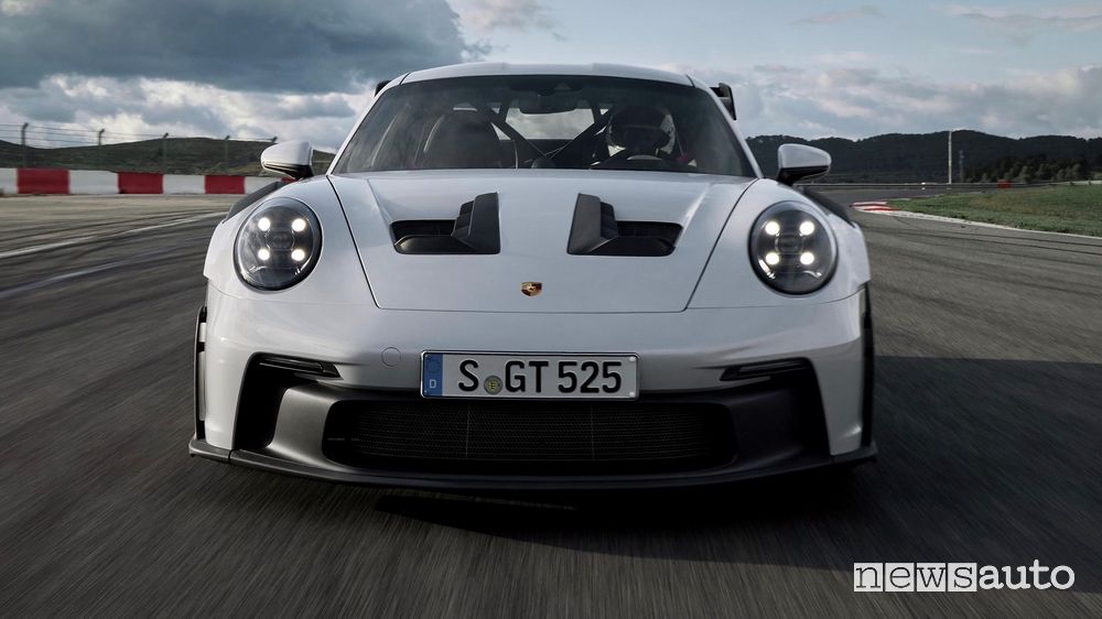 Vista frontale Porsche 911 GT3 RS in pista