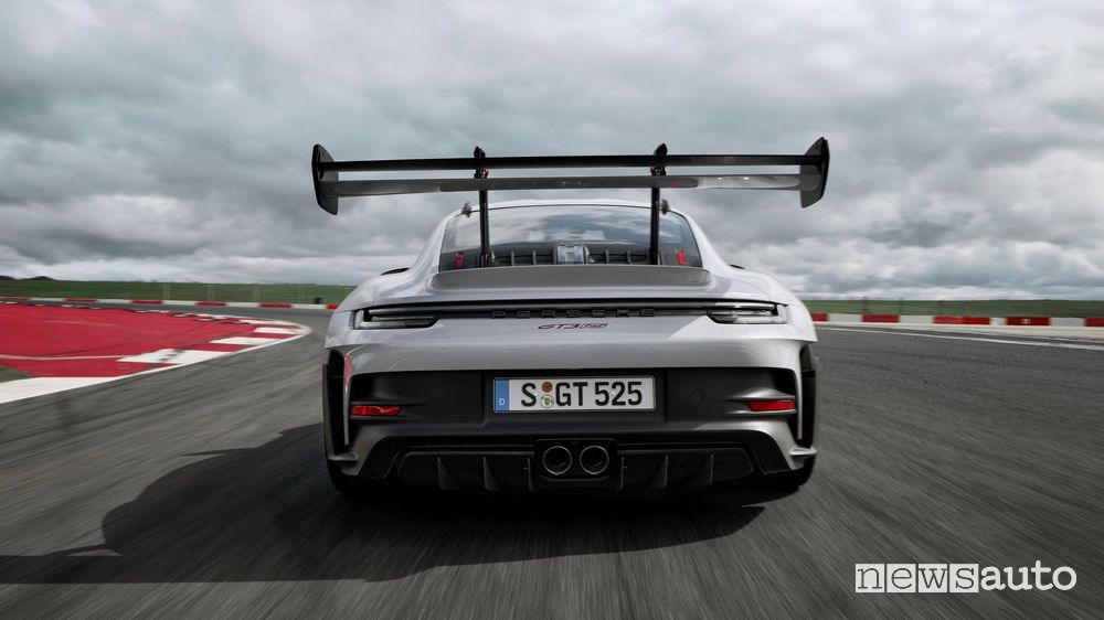 Vista posteriore Porsche 911 GT3 RS in pista