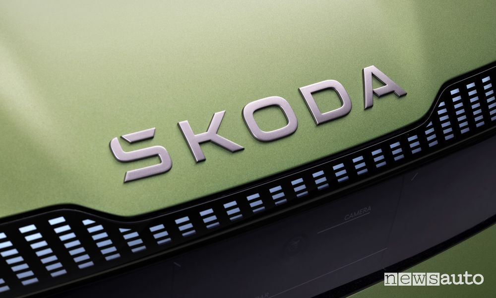 Nuovo logo lettering cofano anteriore Škoda Vision 7S
