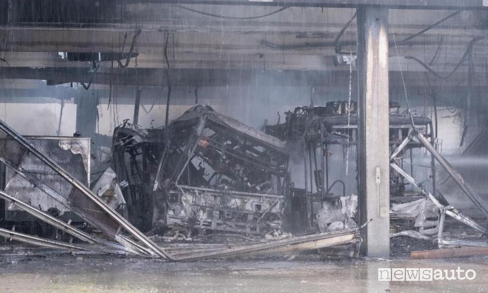 Autobus elettrici a fuoco nel deposito di Stoccarda