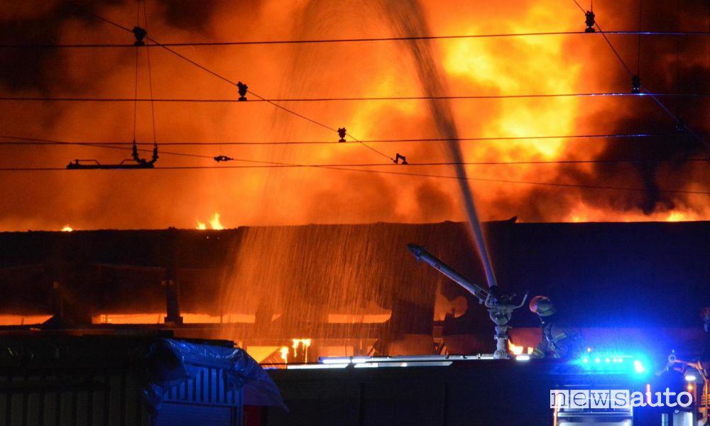 Le fiamme provenienti dalle batterie di  un autobus elettrico 