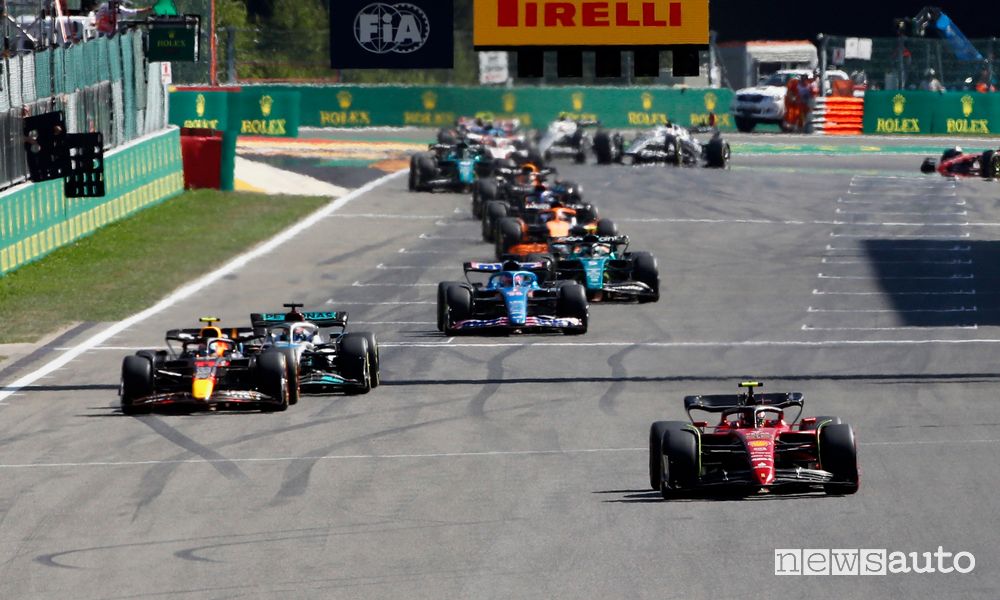 Piloti sul rettilineo d'arrivo di Spa-Francorchamps