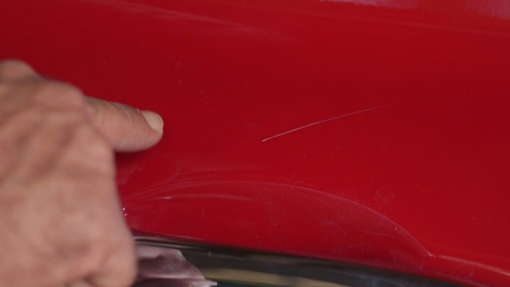 graffi superficiali su auto a noleggio