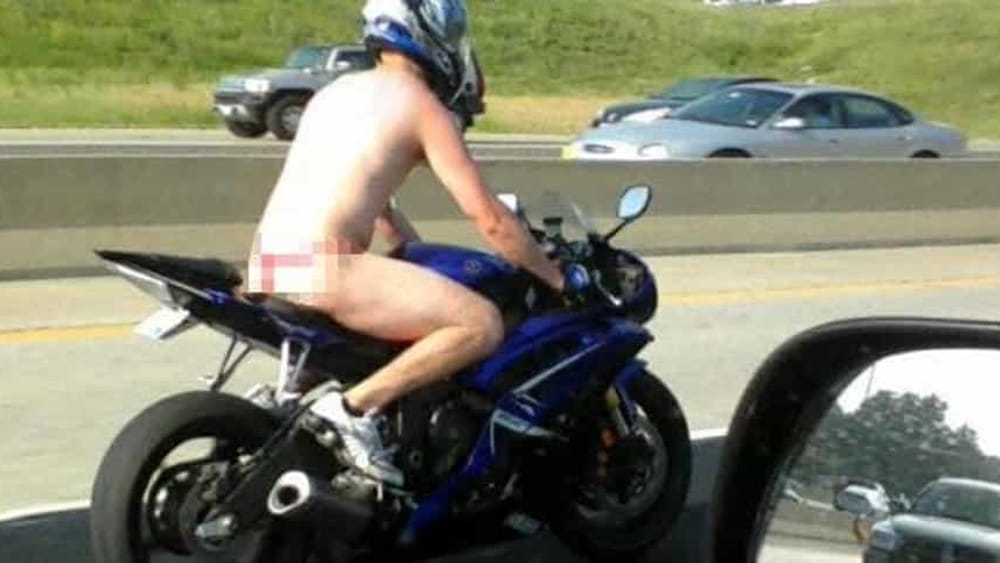 Uomo nudo sulla moto
