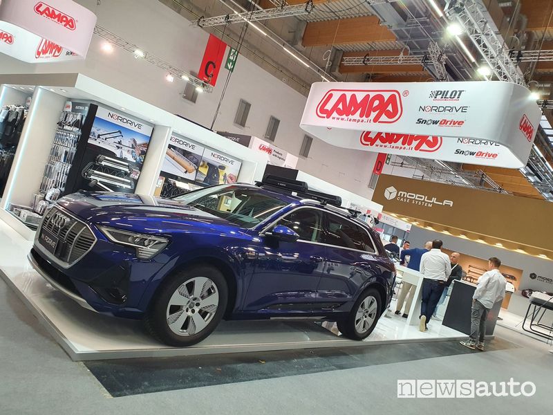 Audi e-tron nello stand Lampa ad Automechanika 2022 di Francoforte