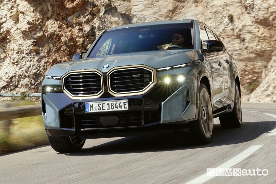 Vista anteriore BMW XM su strada